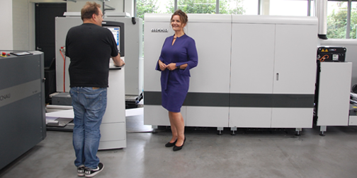 Liana Willems-Klaster, Director chez Data B. Mailservice, avec la Ricoh Pro™ VC20000